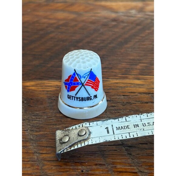 Gettysburg Souvenir Ceramic Thimble With Confederate & American Flags - Picture 2 of 3